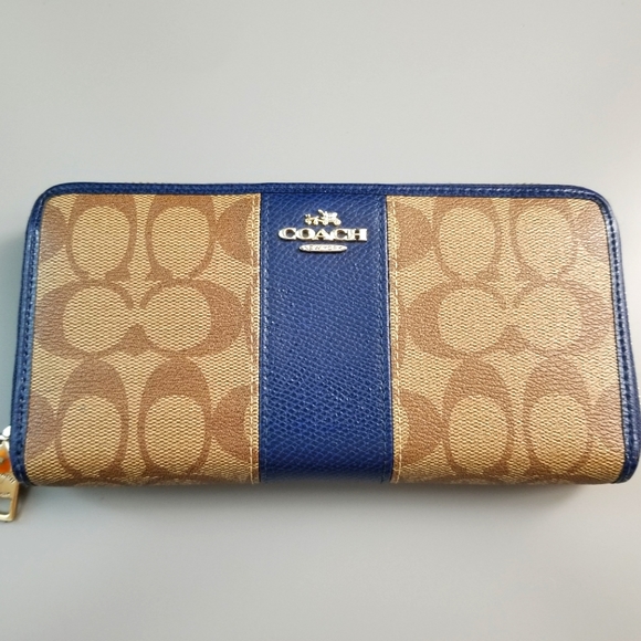 Coach Handbags - COACH Beautiful Large Zippy compact Wallet Signature
